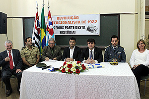 2016 08 01 sessao solene 9 julho mesa